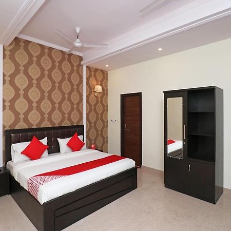 Capital O Hotel Royal Inn Near Gomti Riverfront Park Lucknow Bagian luar foto