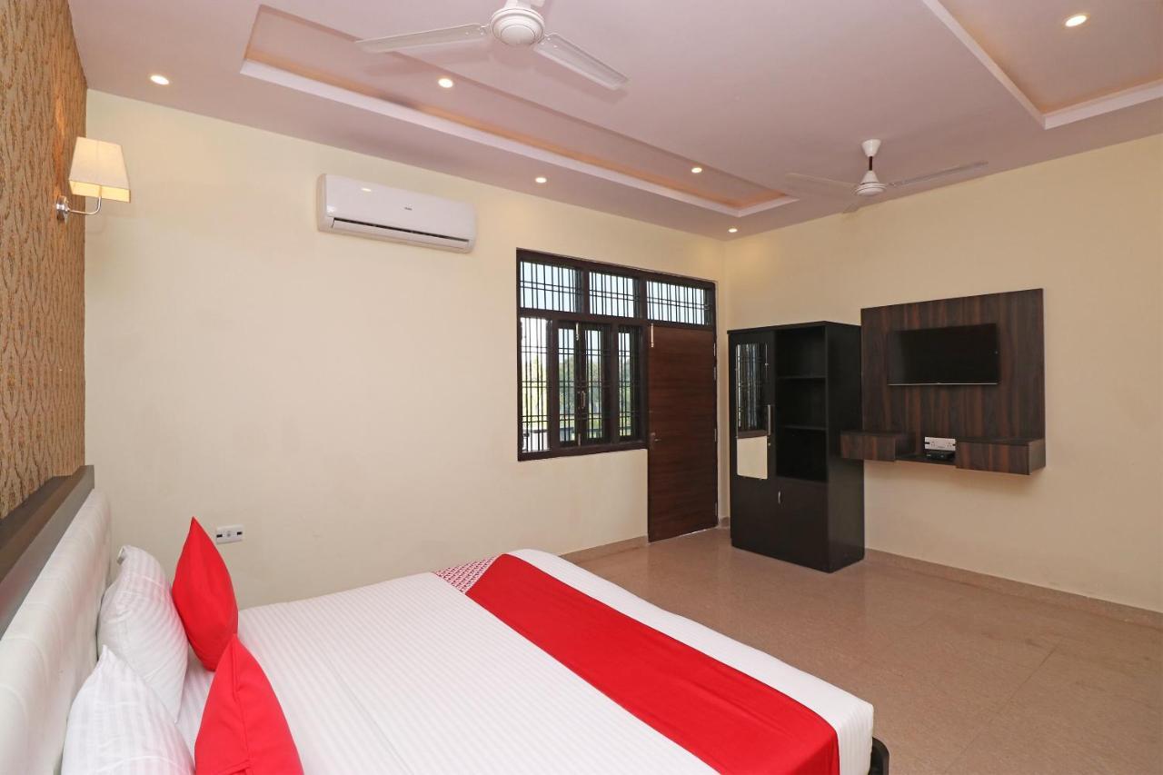Capital O Hotel Royal Inn Near Gomti Riverfront Park Lucknow Bagian luar foto