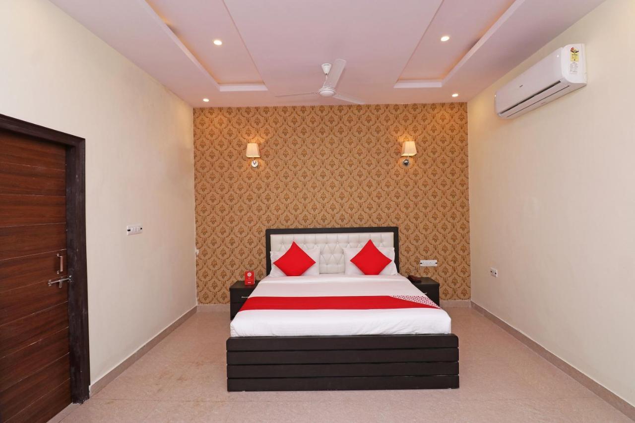 Capital O Hotel Royal Inn Near Gomti Riverfront Park Lucknow Bagian luar foto
